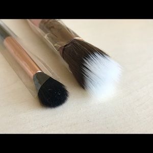 2 makeup brushes. Skone blending, Luxie 524T,